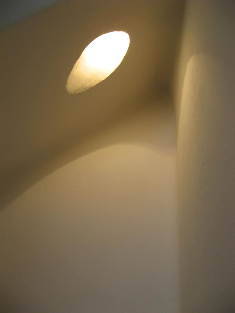מנורה בקיר